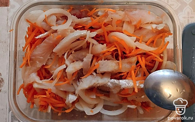 Добавить соль, уксус, соевый соус.