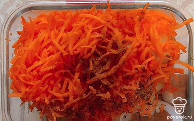 Насыпать красный перец, перемешать.