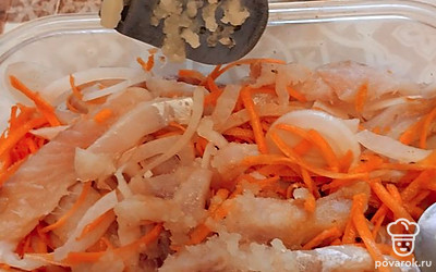 Пропустить чеснок через пресс, добавить к рыбе.