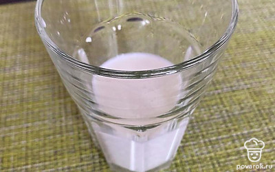 Налейте примерно 200 миллилитров молока в кружку. Подогрейте в микроволновке, чтобы оно стало горячим.