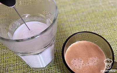 Пока греется молоко, приготовим кофе в кофеварке, либо же заварим растворимый. Соотношение я делаю 1/1, но это дело вкуса. Взбиваем молоко капучинатором, чем дольше это делать, тем пышнее больше пенка.