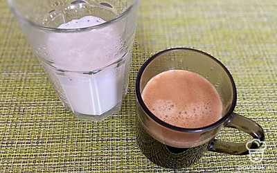 Добавляем по желанию сахар или сироп. И после этого выливаем кофе в молоко, именно КОФЕ в МОЛОКО, а не наоборот, это важно!