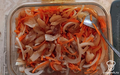 Нагреть (практически до кипения) растительное масло, вылить его к рыбе. Все хорошо перемешать. Оставить хе из минтая на 3-5 часов.