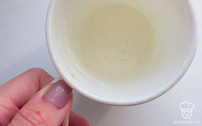 Сливки наливаем в стакан и взбиваем.