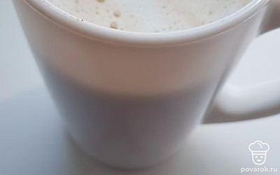 Наливаем кофе в сливки, получается кофе молочный и пенка сверху остаётся. 