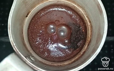 В турке залейте молотый кофе кипятком и доведите до кипения. 