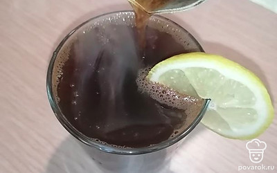 Добавьте половину соли и долейте кофе до верха стакана. 