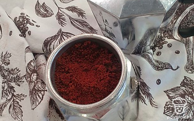 Кофе в зернах измельчите перед варкой. Положите 2 чайные ложки кофе в стакан объемом 250 мл. 