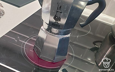 Готовьте кофе на огне выше среднего (у меня в гейзерной кофеварке 7 из 10). 