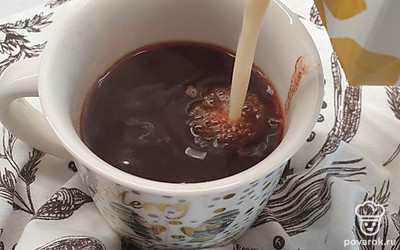 Добавьте 30-50 мл бананового молока в кофе. 