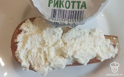 Разрезать грушу пополам. Смазать рикоттой. 