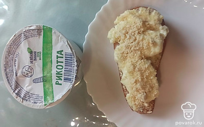 Запечь грушу с рикоттой в духовке 20 минут при 180 градусах. Посыпать орешками. 