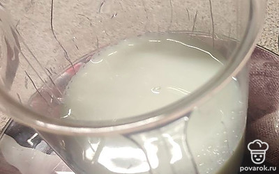 Наливаем в отдельную тару молоко и сироп. Ставим к микроволновку на 1 минуту. 