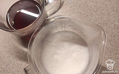 Разогретое молоко взбиваем капучинатором или венчиком.