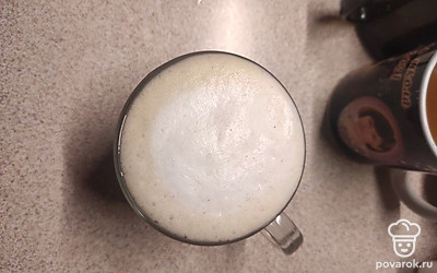 Аккуратно вливаем молоко к чашку с кофе. 