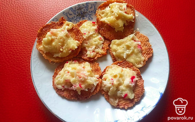 Хлебцы с сыром и крабовой палочкой в духовке — Рецепт с фото