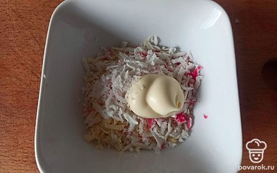 Крабовую палочку и сыр натрите на терке, добавьте майонез и соль. Перемешайте.