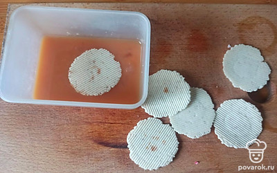 Яйцо взбейте, обмакните в него хлебцы.