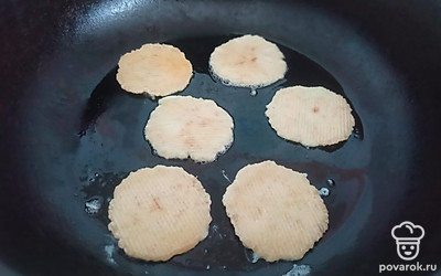 Обжарьте хлебцы на горячей сковороде с подсолнечным маслом в течение 5 минут.