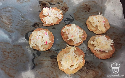 Переложите обжаренные хлебцы на противень, сверху выложите намазку.