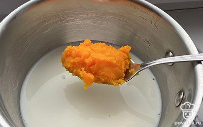 Добавьте тыквенное пюре в молоко.