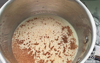 Всыпьте корицу, мускатный орех и сахар по вкусу.