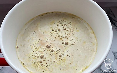 В полученное горячее молоко добавьте эспрессо и перемешайте.