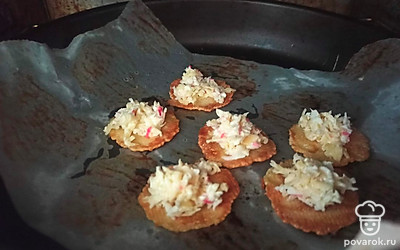 Поставьте в разогретую до 180 градусов духовку. Выпекайте 8 минут.