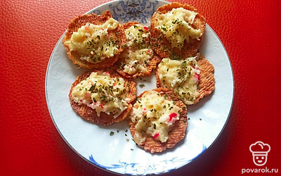 Подавайте порционно, посыпав сушеной зеленью укропа.