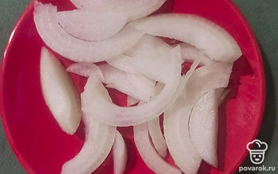 Нарезать лук полукольцами. 