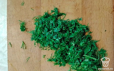 Измельчить укроп. 