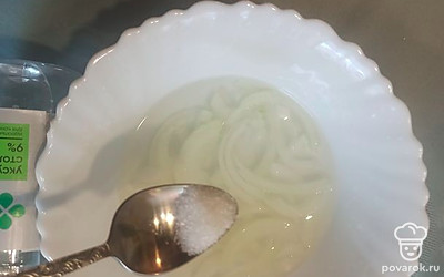 Добавить щепотку сахара. 