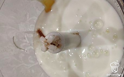 Влейте кефир, хорошо пробейте.