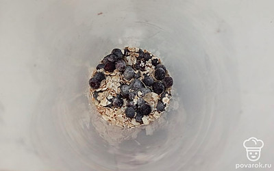 В чашу блендера выложите чернику и овсяные хлопья. 