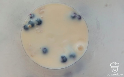 Залейте все йогуртом. 