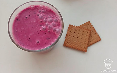 Подавайте смузи с печеньем. 