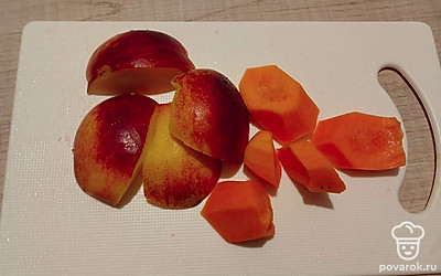Почистите морковь, нарежьте ее и нектарин произвольно. У меня кусочки среднего размера.
