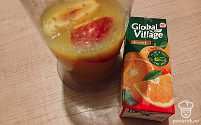 Переложите кусочки нектарина и моркови в блендер, добавьте апельсиновый сок.