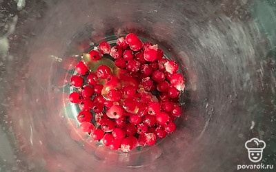 В чашу блендера всыпать красную смородину, добавить мед.