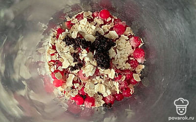 Всыпать овсяные хлопья и мак.