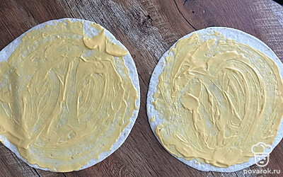 Тортильи смажьте сырным соусом.