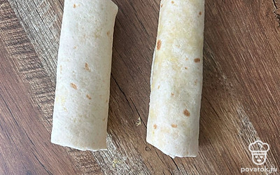 Сверните в рулетик. Отправьте в разогретую до 200 градусов духовку на 10 минут.