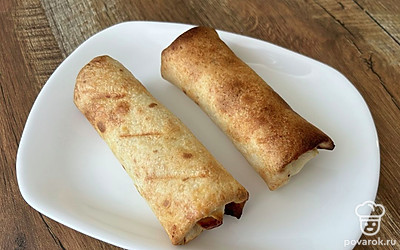 Подавайте рулеты сразу горячими. Приятного аппетита!