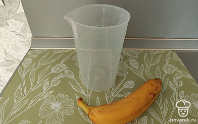 Банан очистите от кожуры и нарежьте. Отправьте в чашу блендера. 