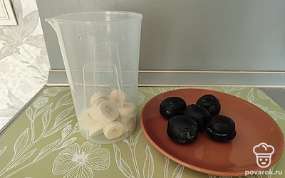 Удалите косточки из слив и тоже выложите фрукты в чашу блендера. 