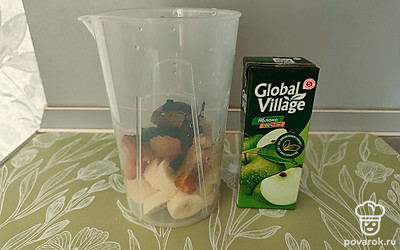 Влейте яблочный сок в чашу и пробейте блендером. 