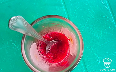 Размять малину ложкой или вилкой, как удобнее. 