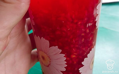 В воду с лимоном добавить малину, перемешать. 