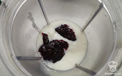 Йогурт вылейте в чашу блендера. Добавьте смородину, перетертую с сахаром. Можно добавить свежую смородину и сахар по вкусу. 