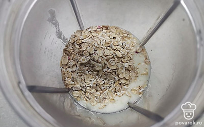 Всыпьте овсяные хлопья. У меня овсяная каша с малиной. С ней смузи будет еще более ароматным. 